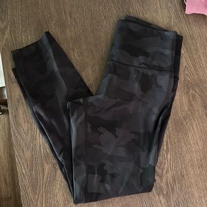 Lululemon wunder under leggings size 6. Black camo 23’ length
